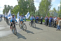 Колонну велосипедистов встречают работники газопромыслового управления