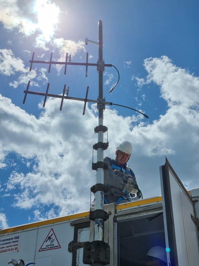 Звено управления связи ООО «Газпром добыча Оренбург» разворачивает антенно-мачтовую установку подвижного пункта управления для обеспечения работы средств связи