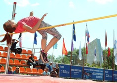 Воспитанница дедуровской школы легкой атлетики Екатерина Приходкова с результатом 175 сантиметров победила среди девушек 16-17 лет