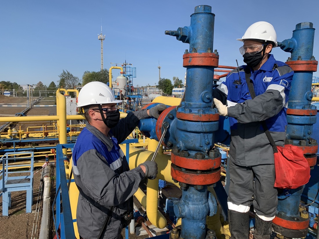 Операторы по добыче нефти и газа ОПС-14 Дмитрий Мулин и Эдуард Джурабаев демонтируют пружинно-предохранительный клапан