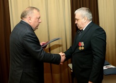 Владимир Шаманов вручает медаль Сергею Каплуну