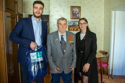 Молодые газодобытчики поздравляют Николая Ивановича Дорогина