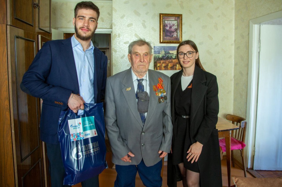Молодые газодобытчики поздравляют Николая Ивановича Дорогина