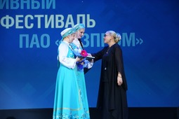 Александра Пермякова вручила диплом лауреата второй степени молодежному ансамблю "Зоренька"
