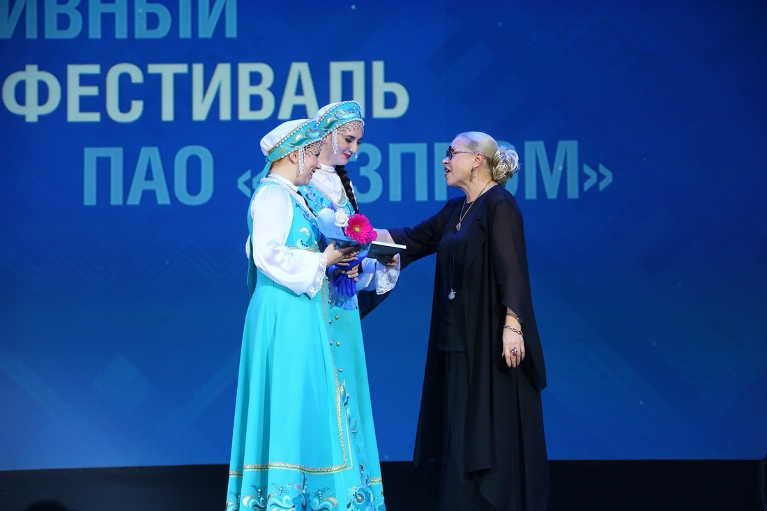 Александра Пермякова вручила диплом лауреата второй степени молодежному ансамблю "Зоренька"