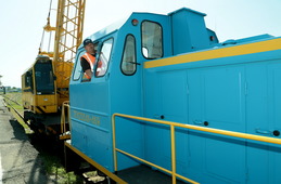 50-тонный локомотив доставляет грузы, поступающие на склады железнодорожным транспортом