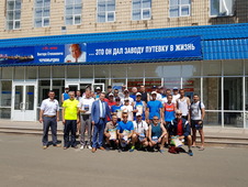 Директор ГПЗ Михаил Чехонин (в центре) поздравил участников забега