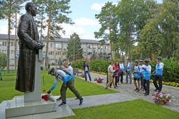 Возложение цветов участниками велопробега к памятнику первого министра газовой промышленности Алексея Кортунова, установленному в газопромысловом управлении