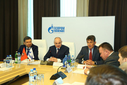 В президиуме Владимир Кияев, Сергей Меньшиков, Олег Николаев