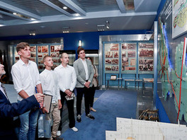 В ходе экскурсии по музею молодые люди дополнили свои знания истории предприятия