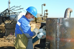 Слесарь по ремонту турбинных установок Алексей Зуенков выполняет зачистку прихваток при сборе обечаек