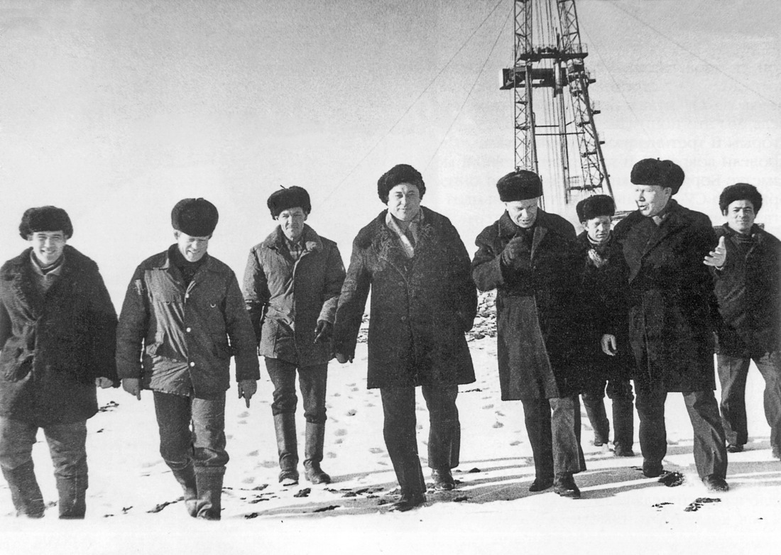 Бригада, пробурившая разведочную скважину № 13 — первооткрывательницу Оренбургского НГКМ. 1967 год