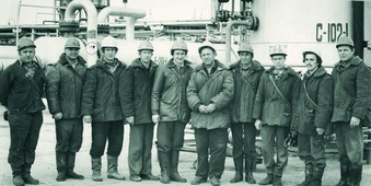 Коллектив оперативно-производственной службы (ОПС) № 2, в центре — начальник установки В.И.Гераськин, 1970-е годы