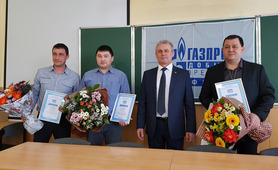 Председатель профсоюзной организации Николай Урюпин вручил дипломы победителям