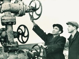 Начальник Предуральской экспедиции Анатолий Михайленко (справа) и главный геолог Семен Черепахин на скважине № 56 Совхозного газоконденсатного месторождения