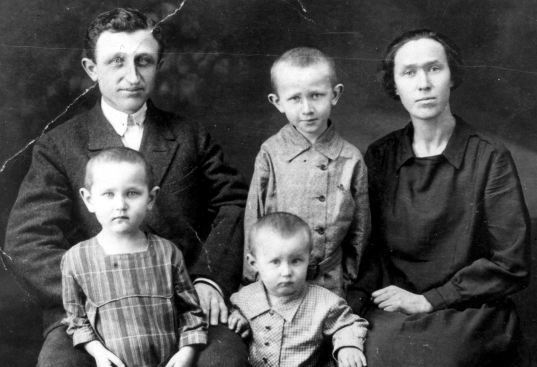 Семья Юнкиных: Федор Петрович, Николай, Евгения Михайловна (в верхнем ряду), Лидия и Анна, 1930 год