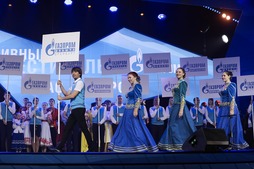 Делегацию ООО "Газпром добыча Оренбург" на церемонии открытия "Факела" представляют вокалистки "Зореньки"