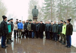 У памятника первому директору газоперерабатывающего завода Виктору Черномырдину