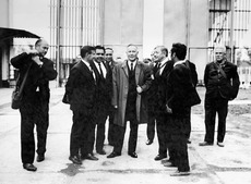 Алексей Кортунов (в центре) дал команду зажечь факел на установке комплексной подготовки газа № 2. 29 сентября 1971 год