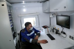 Водитель Андрей Коваленко проводит анализ проб атмосферного воздуха