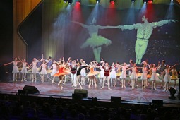 На сцене молодые артисты башкирского хореографического колледжа имени Рудольфа Нуриева