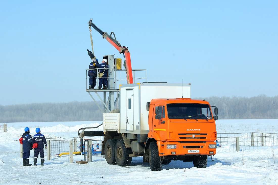 Газодобытчики монтируют баллоны, заправленные сжатым воздухом, который необходим для работы автоматики