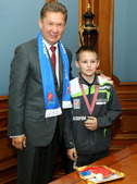 12-летний Влад Банников показал Алексею Миллеру свои медали