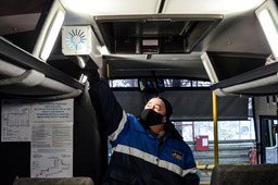 Для защиты пассажиров от вирусов в салонах автобусов установлены бактерицидные рециркуляторы воздуха