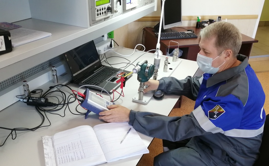 Слесарь по КИПиА Нижнепавловского ЛПУ Виталий Корнилов калибрует прибор для измерения давления
