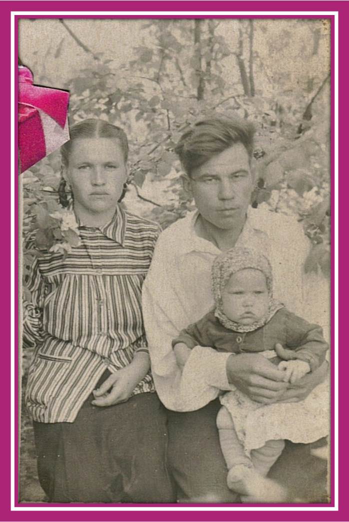 Матвей с женой Пелагеей и дочкой Ниной, 1954 год