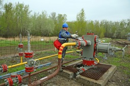 Оператор Максим Маслов выводит нефтяную скважину на режим