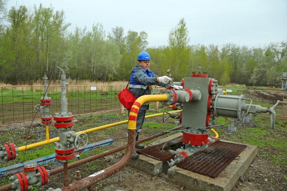 Оператор Максим Маслов выводит нефтяную скважину на режим