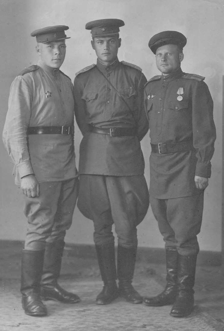 Фарит Кагиров с фронтовыми товарищами. Июль 1945 года