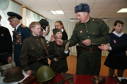 Алексей Янкин показал ребятам из села Черноречье оружие, с которым советские солдаты сражались за Родину