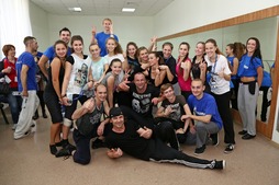 Хореограф Александр Коргинов (в центре) отметил мастерство оренбургских танцоров