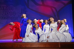 Цвета костюмов девочек из "Маленькой страны"символизируют благородство, честность, храбрость и являются цветами российского флага