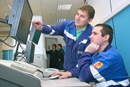 Операторы технологических установок Евгений Савченко и Алексей Селин контролируют технологический процесс, февраль 2011 года