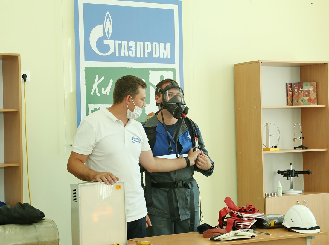 С основами производственной безопасности ребят знакомят представители совета молодых ученых и специалистов ООО "Газпром добыча Оренбург"