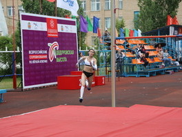Разбег олимпийской чемпионки Анны Чичеровой перед победной попыткой 185 см