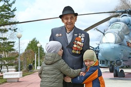 Хабибулла Ахметович Байтеев с правнуками в сквере Победы