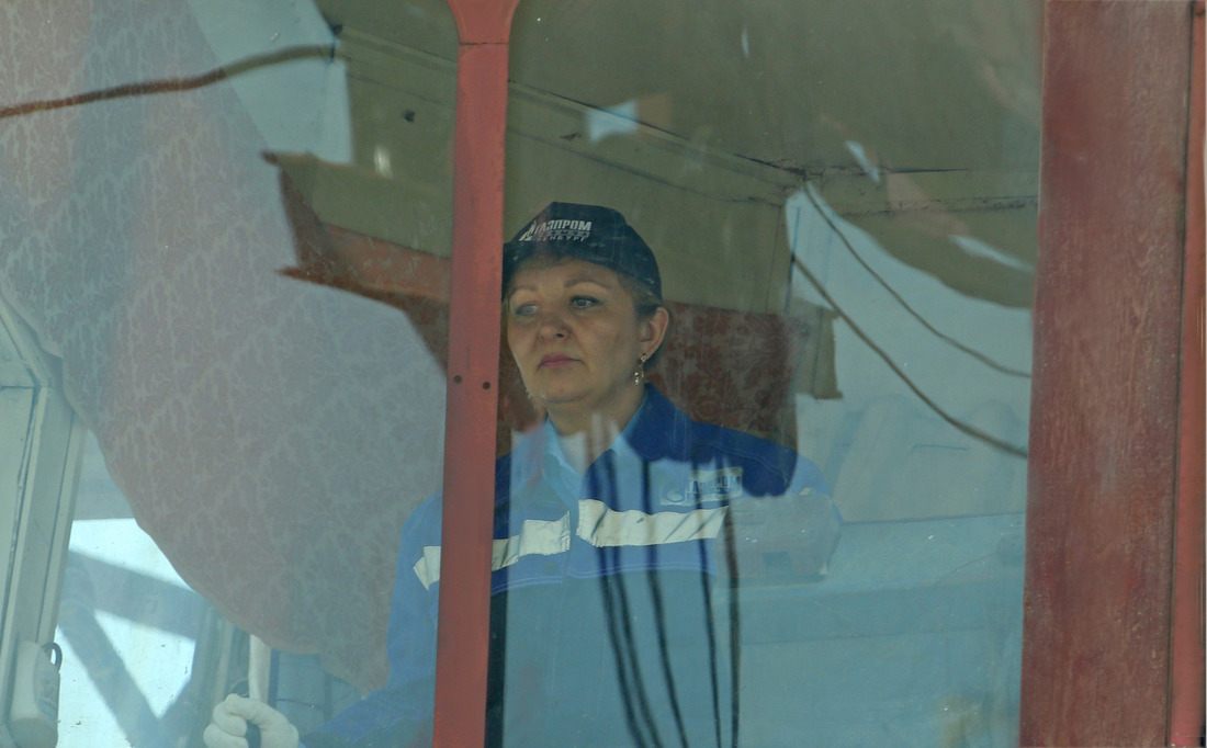 Единственная в УМТСиК женщина — машинист крана Людмила Назина выполняет задание конкурса