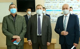 Сергей Тюняев (слева) получил знак "Почетный автотранспортник". Его трудовой стаж — 47 лет