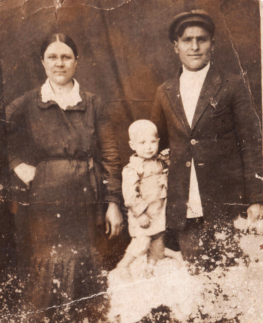Яков Константинович и Евдокия Никитична с сыном Павлом, 6 июня 1935 года