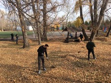 Молодые газовики не первый год помогают благоустраивать лагерь, где отдыхают юные оренбуржцы