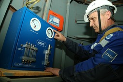 Старший электромеханик связи Михаил Пятунин контролирует давление в баллоне, чтобы в случае необходимости произвести его замену