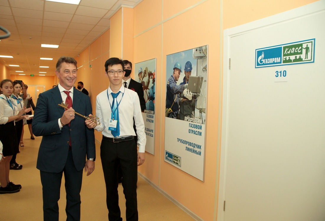 Генеральный директор ООО «Газпром добыча Оренбург» Олег Николаев и десятиклассник Аманжан Букумбаев открывают «Газпром-класс»