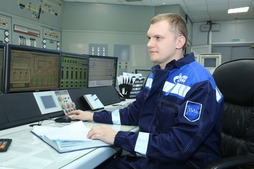 Инженер-технолог Евгений Ромасенко контролирует режим работы газопровода-перемычки