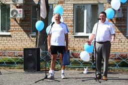 Участников велопробега приветствует начальник Алексеевского ЛПУ Павел Сухоручкин