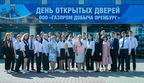 Нынешние и будущие выпускники "Газпром-классов" на Дне открытых дверей Общества "Газпром добыча Оренбург". Июнь 2023 года
