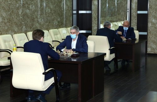 Руководители за шахматным столом